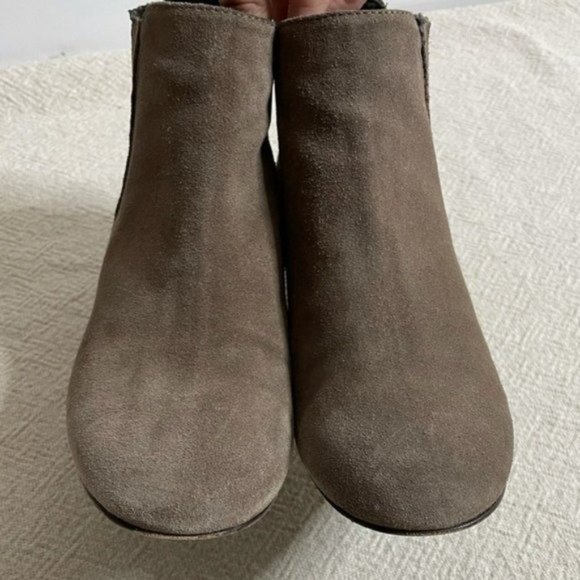 Aquatalia Fallon Suede Chelsea Ankle Boots 8.5 - Picture 2 of 7